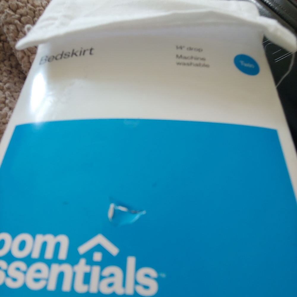 Room Essentials White dust ruffle twin